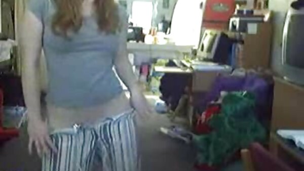 Perempuan murahan MILF yang tunduk kepada Moxxie Maddron menghisap zakar dalam video budak sekolah sangap video lucah BDSM